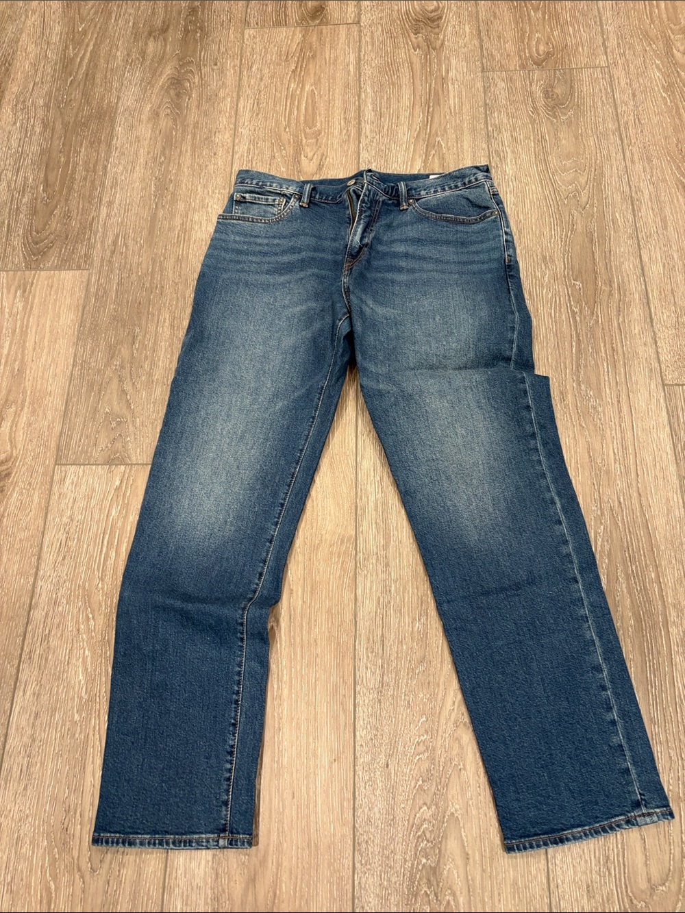 GAP Straight Leg Jeans in Medium Blue Wash